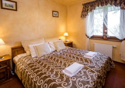 Pokój z łóżkiem małżeńskim