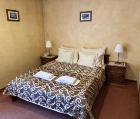 Pokój łóżkiem małżeńskim