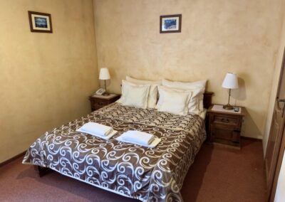 Pokój łóżkiem małżeńskim