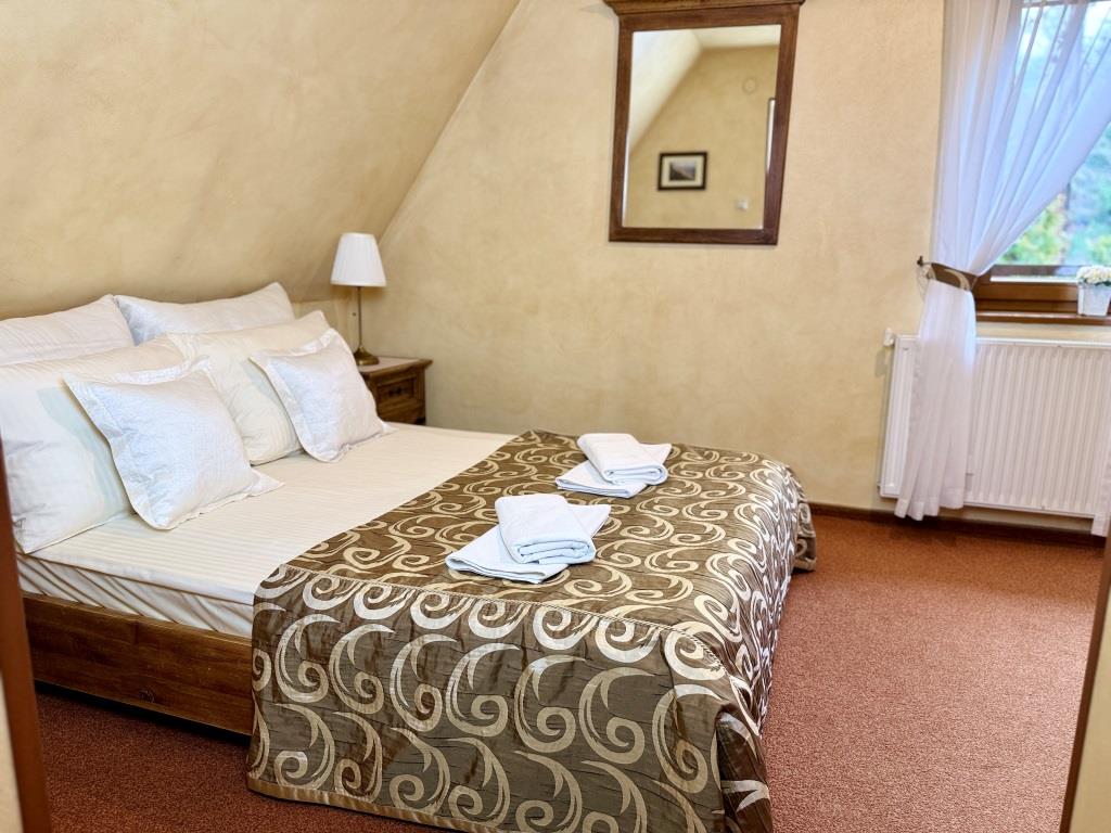 pokój dwuosobowy z balkonem