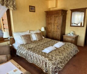 Pokój dwuosobowy z łóżkiem małżeńskim