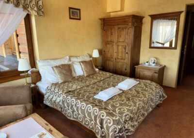 Pokój dwuosobowy z łóżkiem małżeńskim