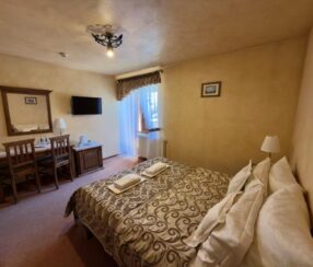 Pokój dwuosobowy z balkonem i łóżkiem małżeńskim