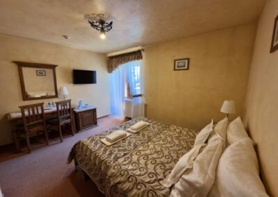 Pokój dwuosobowy z balkonem i łóżkiem małżeńskim