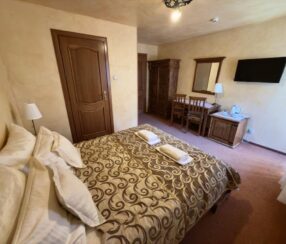 Pokój dwuosobowy z balkonem i łóżkiem małżeńskim