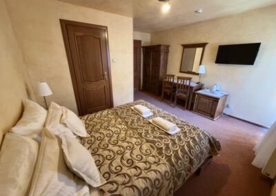 Pokój dwuosobowy z balkonem i łóżkiem małżeńskim