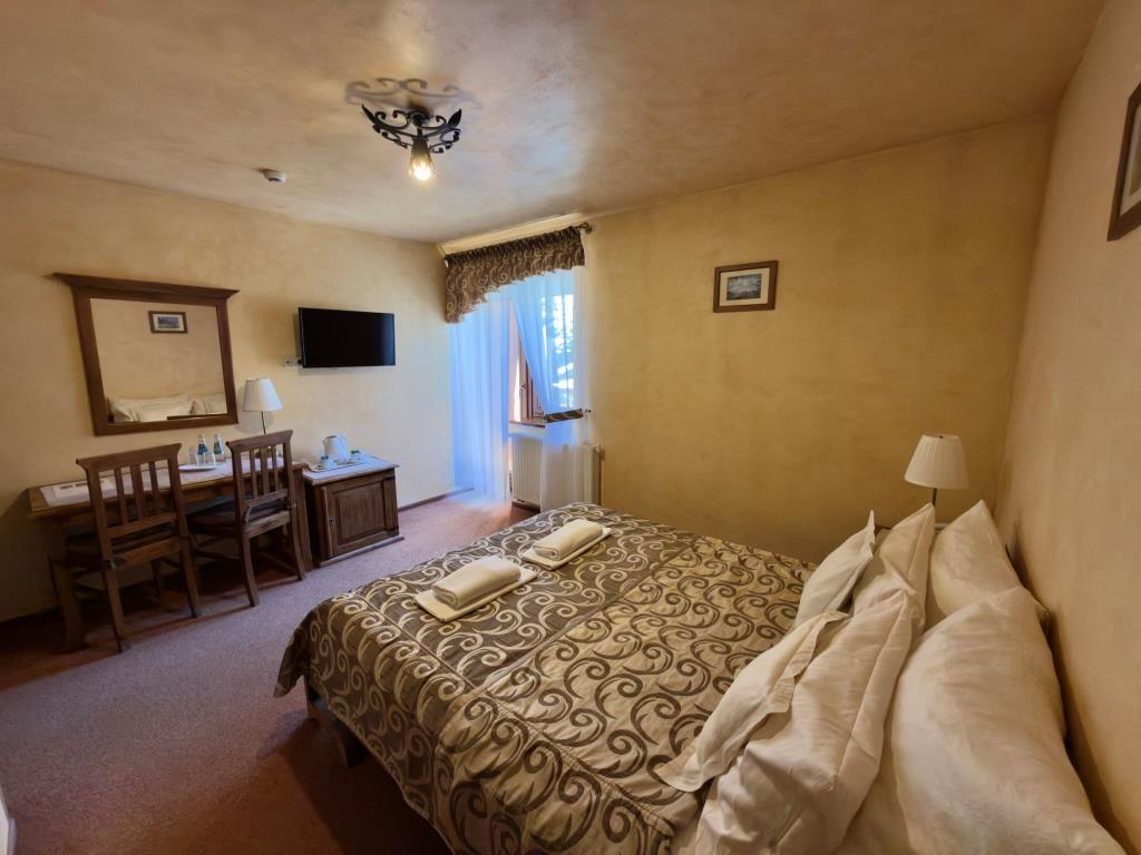 pokój dwuosobowy z balkonem