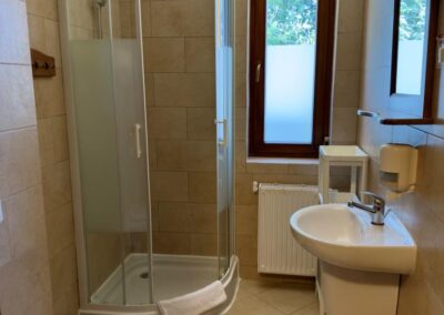 łazienka z prysznicem