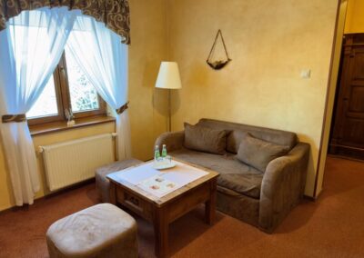 Wyposażenie pokoju: stolik i kanapa