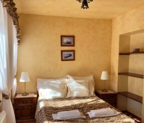 Pokój z łóżkiem małżeńskim