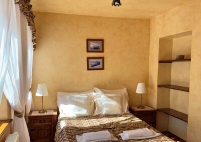 Pokój z łóżkiem małżeńskim