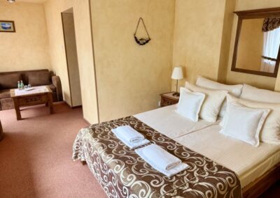 łóżko w pokoju z balkonem