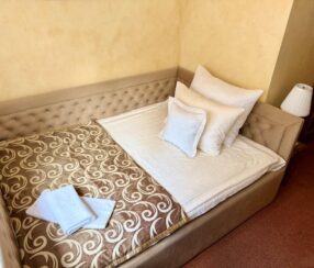 pokój jednoosobowy łóżko