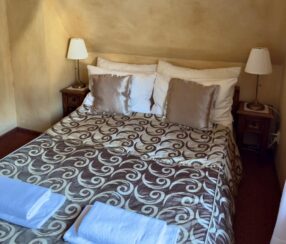 łóżko małżeńskie