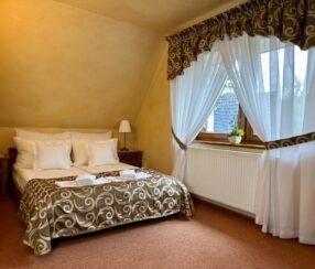 pokój z łóżkiem małżeńskim