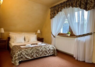 pokój z łóżkiem małżeńskim