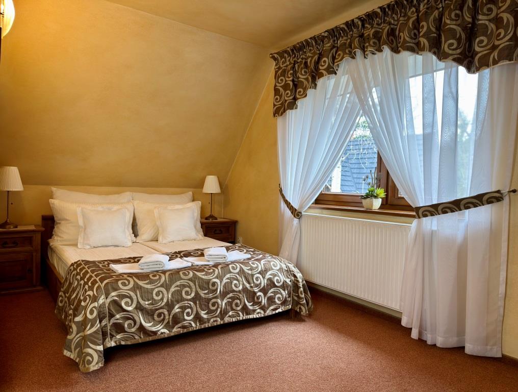 pokój z łóżkiem małżeńskim