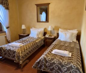 pokój z łóżkami pojedynczymi