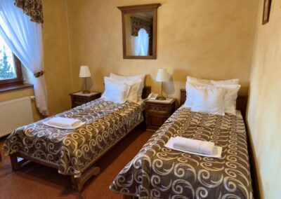 pokój z łóżkami pojedynczymi