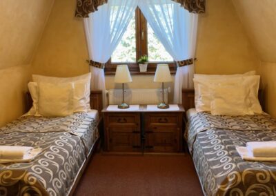 pokój z łóżkami twin